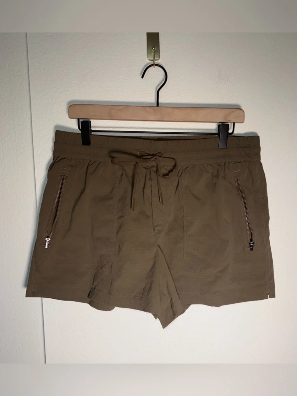 ATHLETA elastic waist lightweight zip up pockets drawstring athletic shorts L - Picture 2 of 5